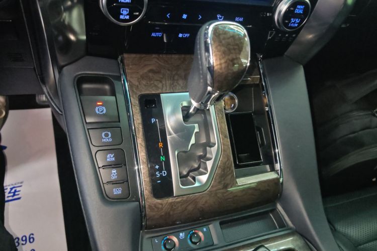 Toyota Alphard 2022 car image #18