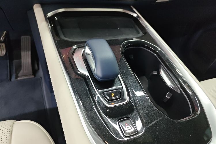 Zeekr 009 2025 car image #18