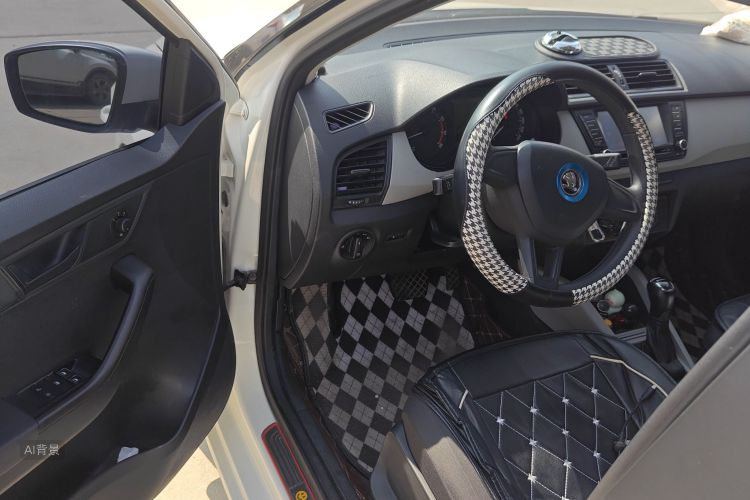 Skoda Fabia 2015 immagine di auto #18