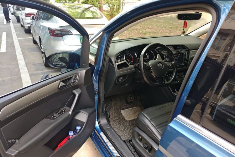 Volkswagen Touran 2018 car image #18