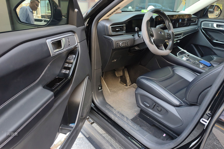 Ford Explorer 2023 image de voiture #18