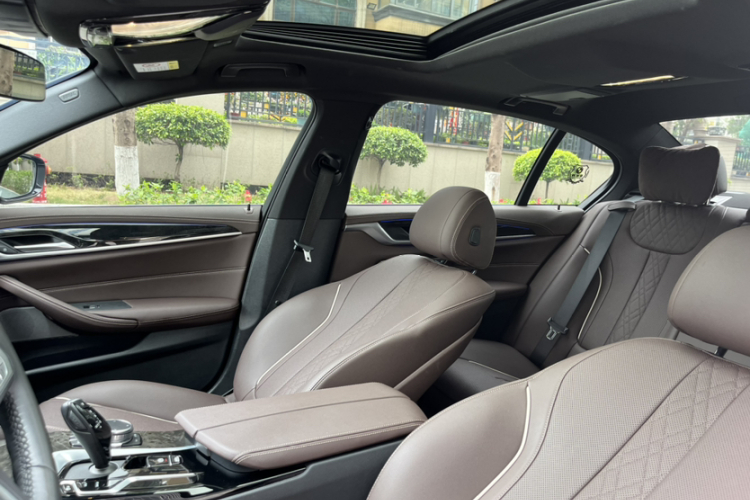 BMW 5 Series 2024 car image #18