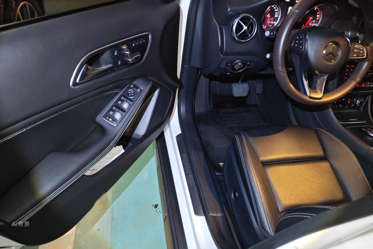 Mercedes-Benz GLA Class 2019 immagine di auto #18