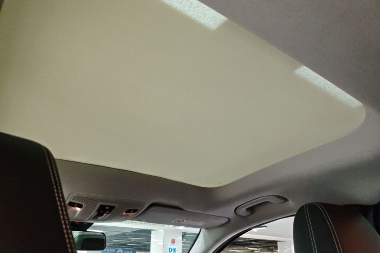 Mercedes-Benz GLA Class 2018 immagine di auto #18