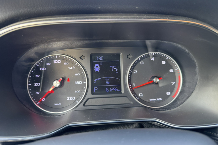 Roewe RX3 2019 изображение автомобиля #18