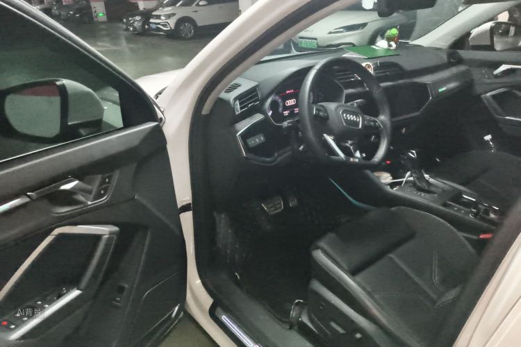 Audi Q3 2021 car image #18