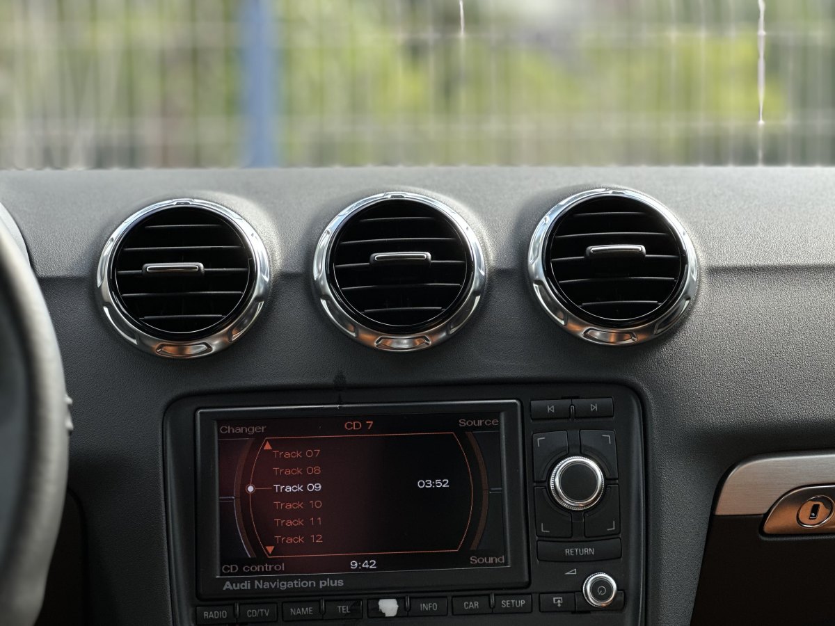 Audi TTS 2011 car image #18