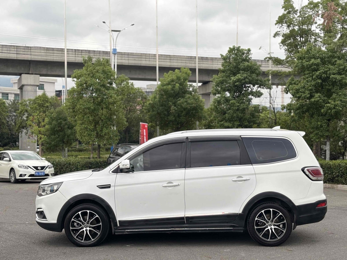 Forthing SX6 2017 car image #18