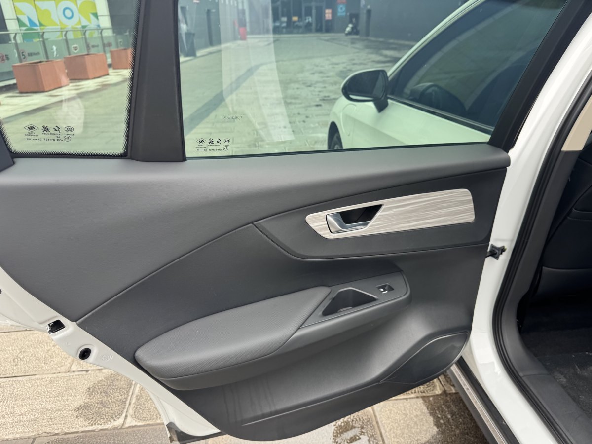 HongQi E-QM5 2024 car image #18