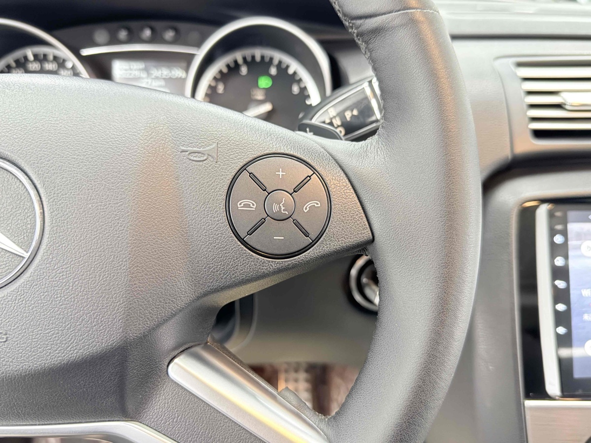 Mercedes-Benz R Class 2015 car image #18