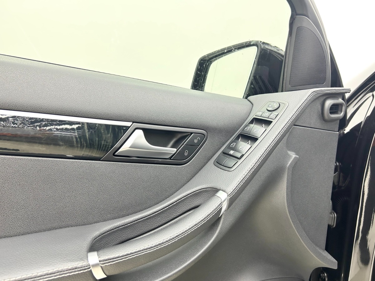 Mercedes-Benz R Class 2017 car image #18