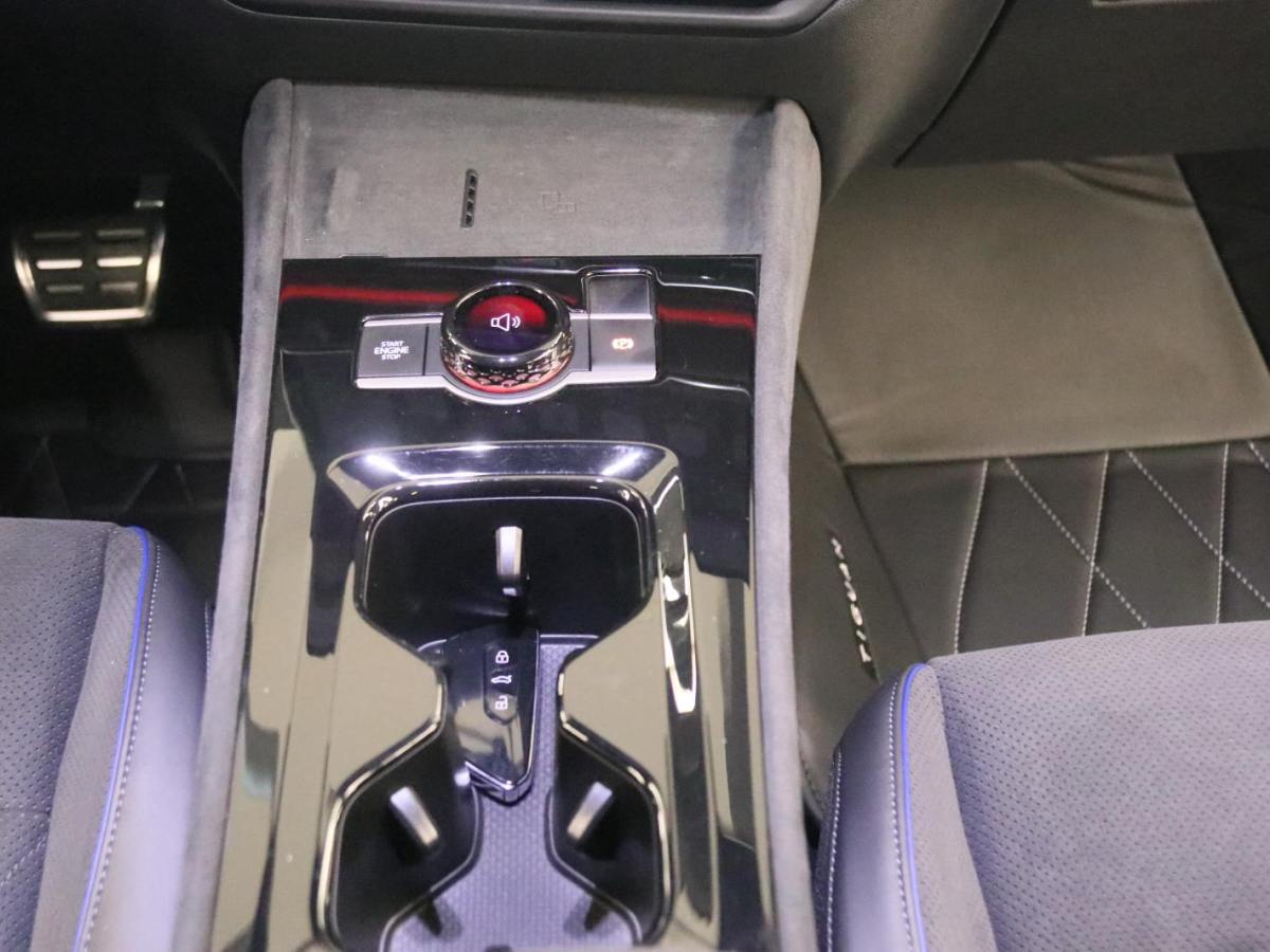 Volkswagen Tiguan L 2024 immagine di auto #18