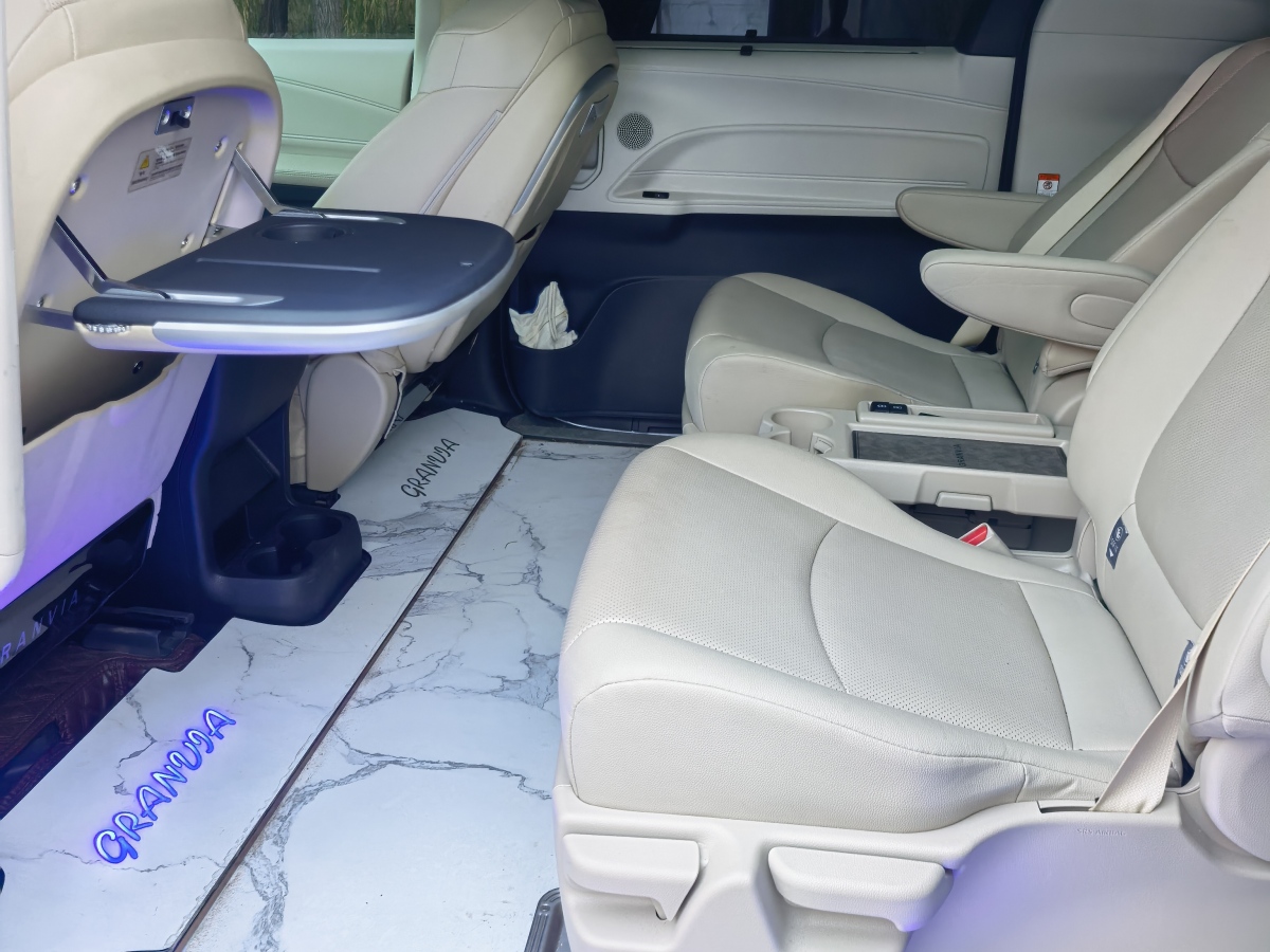 Toyota Granvia 2023 car image #18