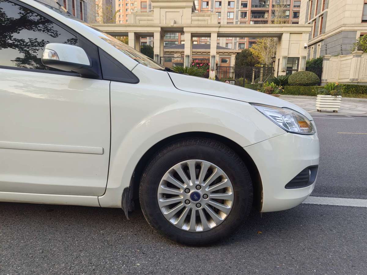 Ford Focus (Imported) 2014 car image #18