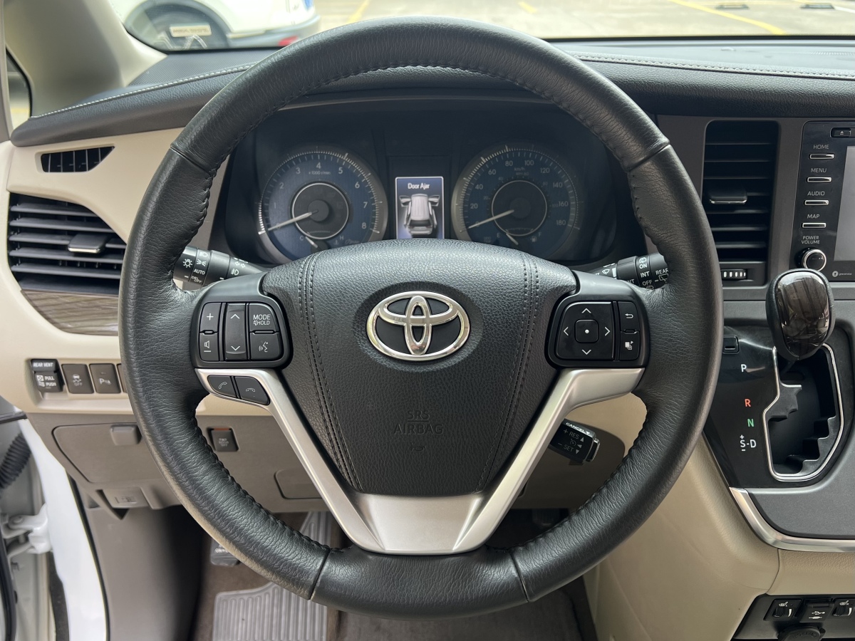 Toyota SIENNA 2018 #18 Toyota SIENNA 2018 car image #18