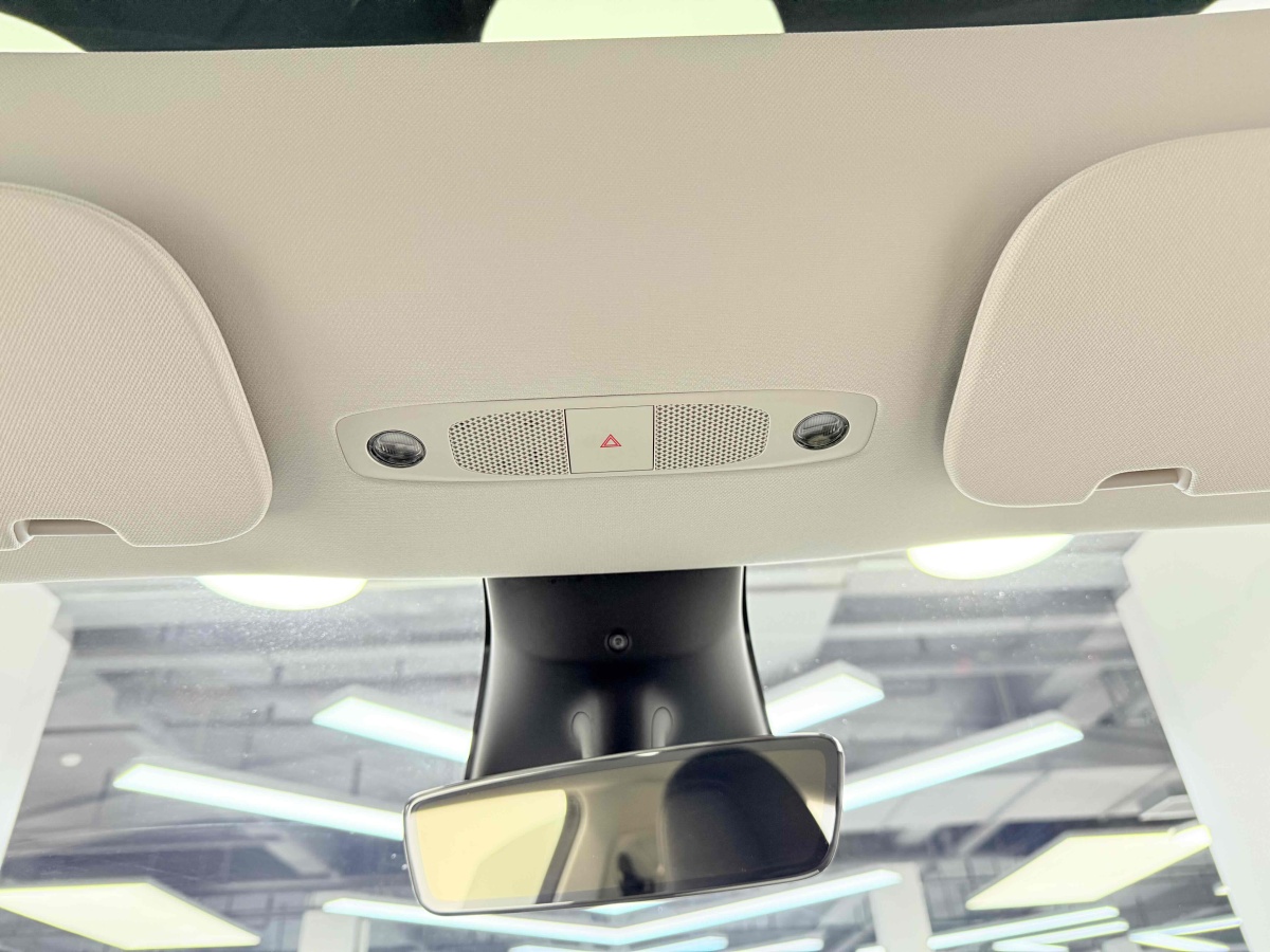Tesla Model Y 2023 car image #18