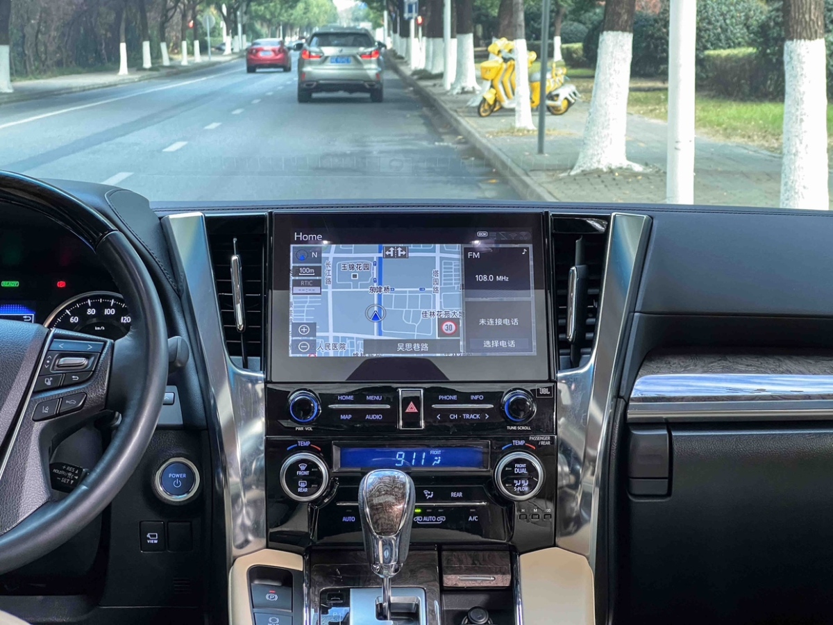 Toyota Alphard 2023 изображение автомобиля #18