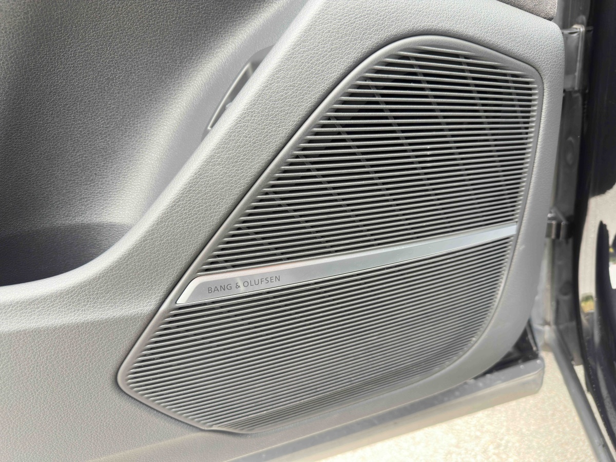 Audi Q8 2021 car image #18