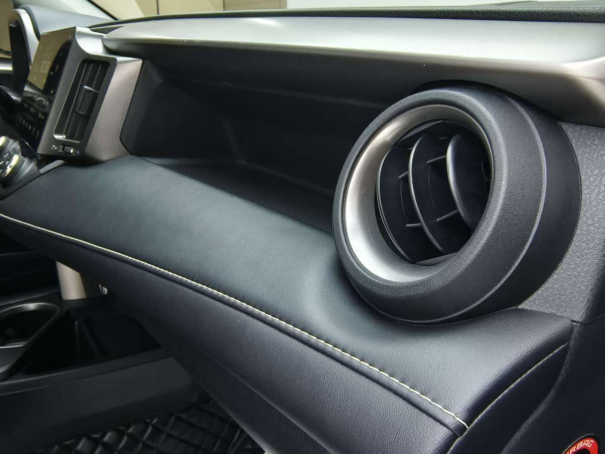 Toyota RAV4 2019 car image #18