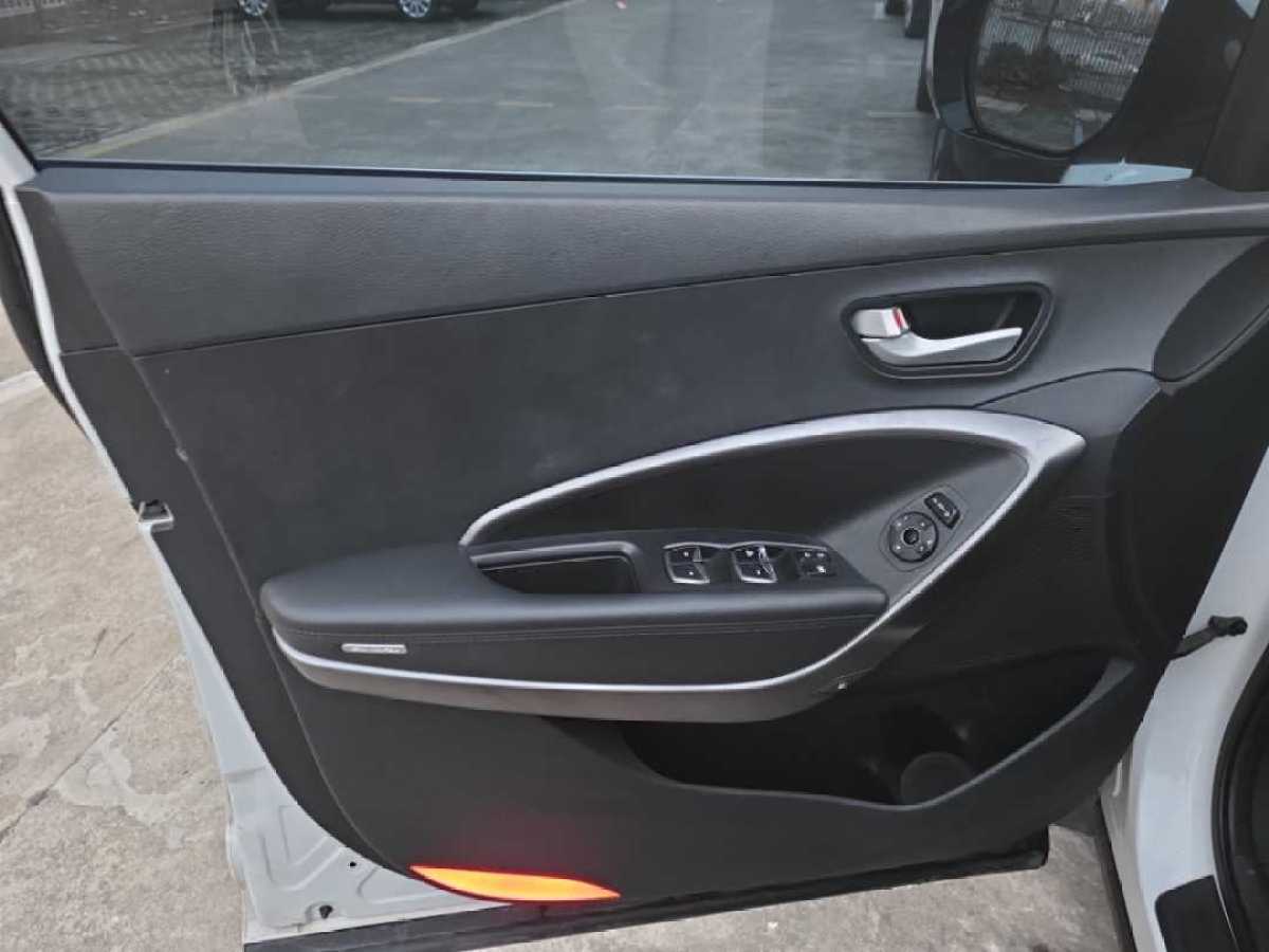 Hyundai Santa Fe 2014 car image #18