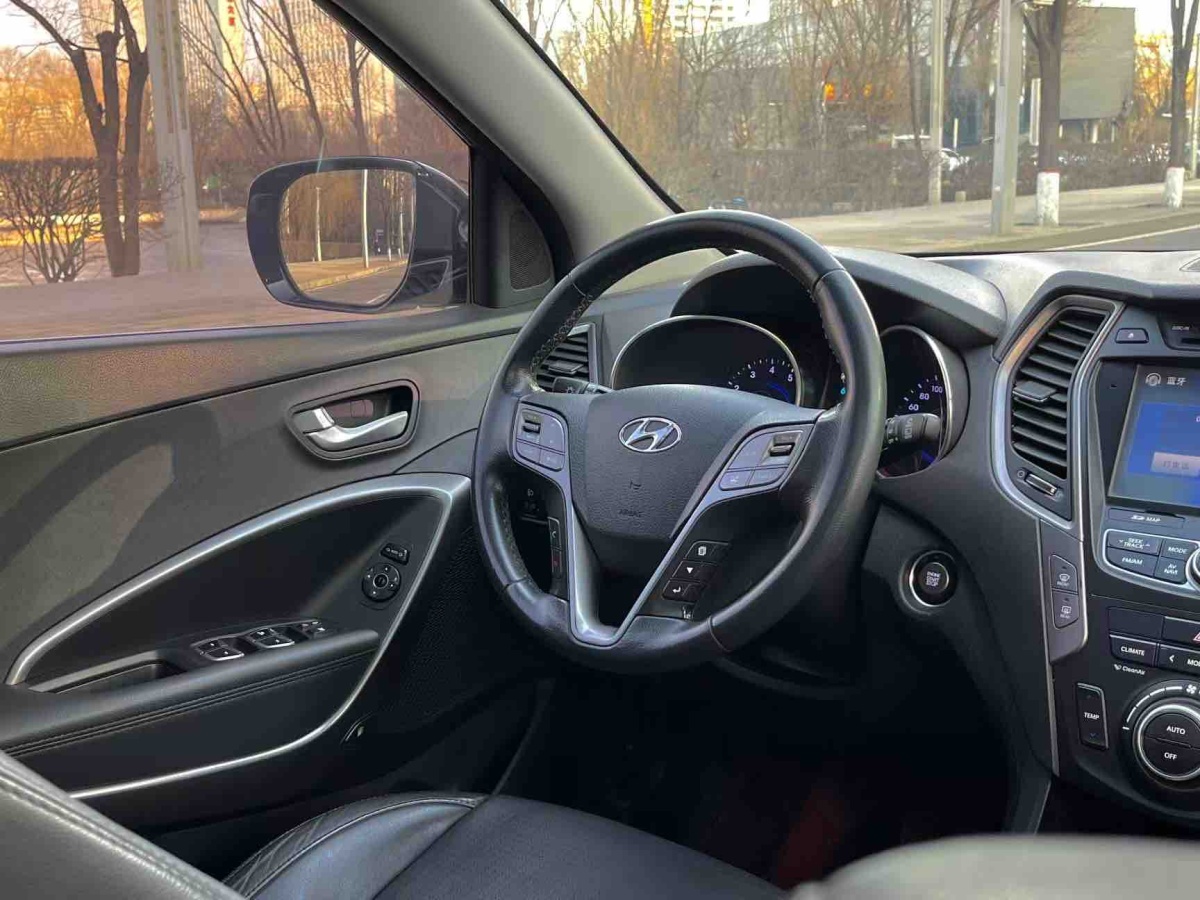 Hyundai Santa Fe 2013 car image #18