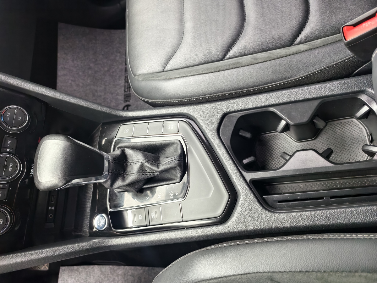 Volkswagen Tiguan L 2018 immagine di auto #18