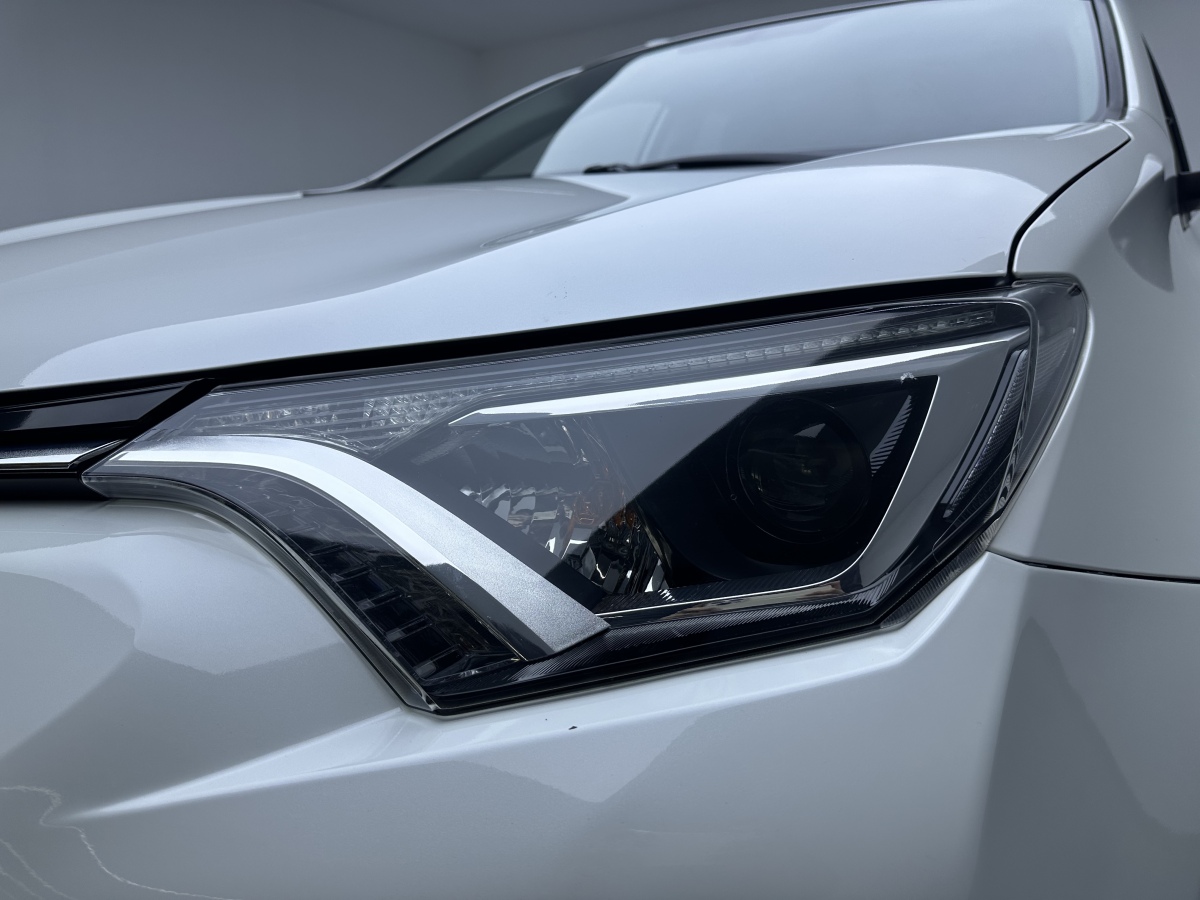 Toyota RAV4 2018 car image #18