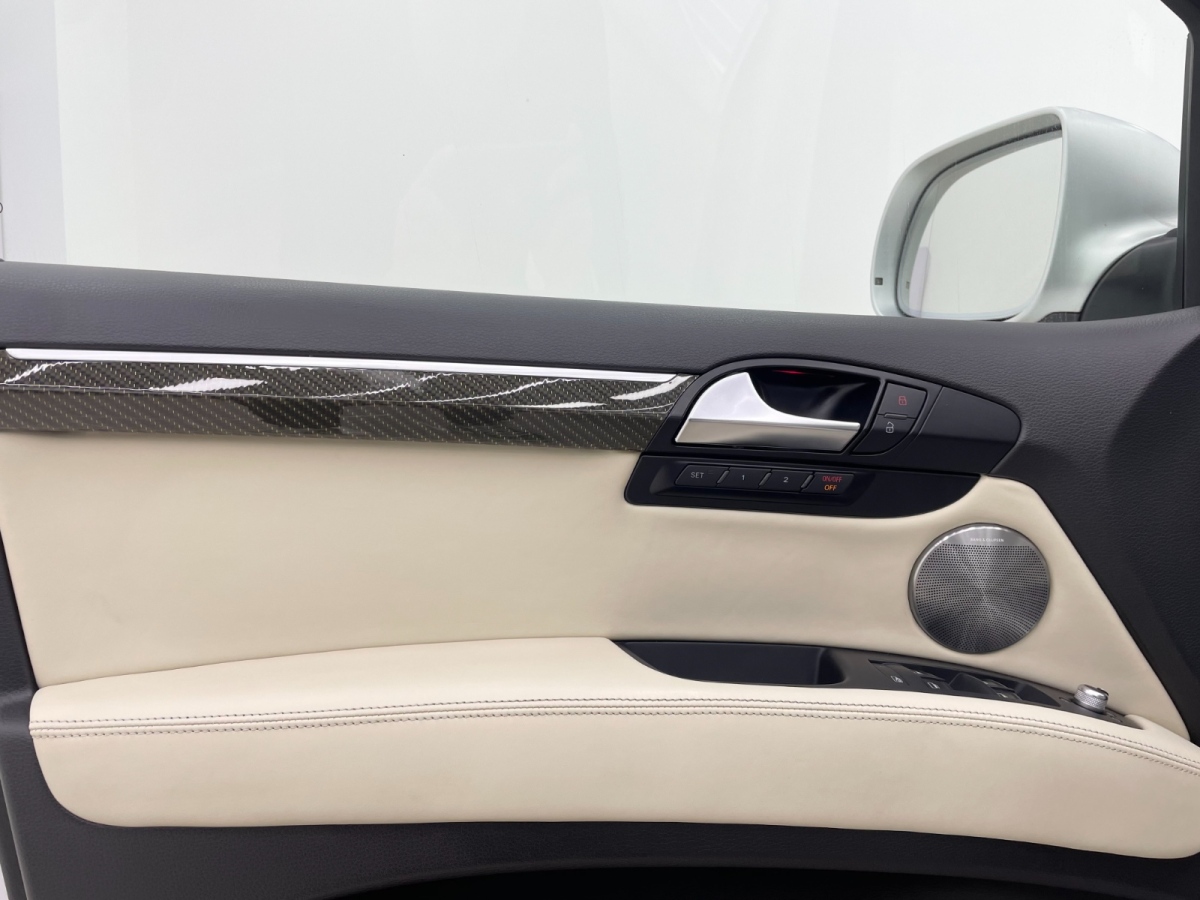 Audi Q7 2010 car image #18