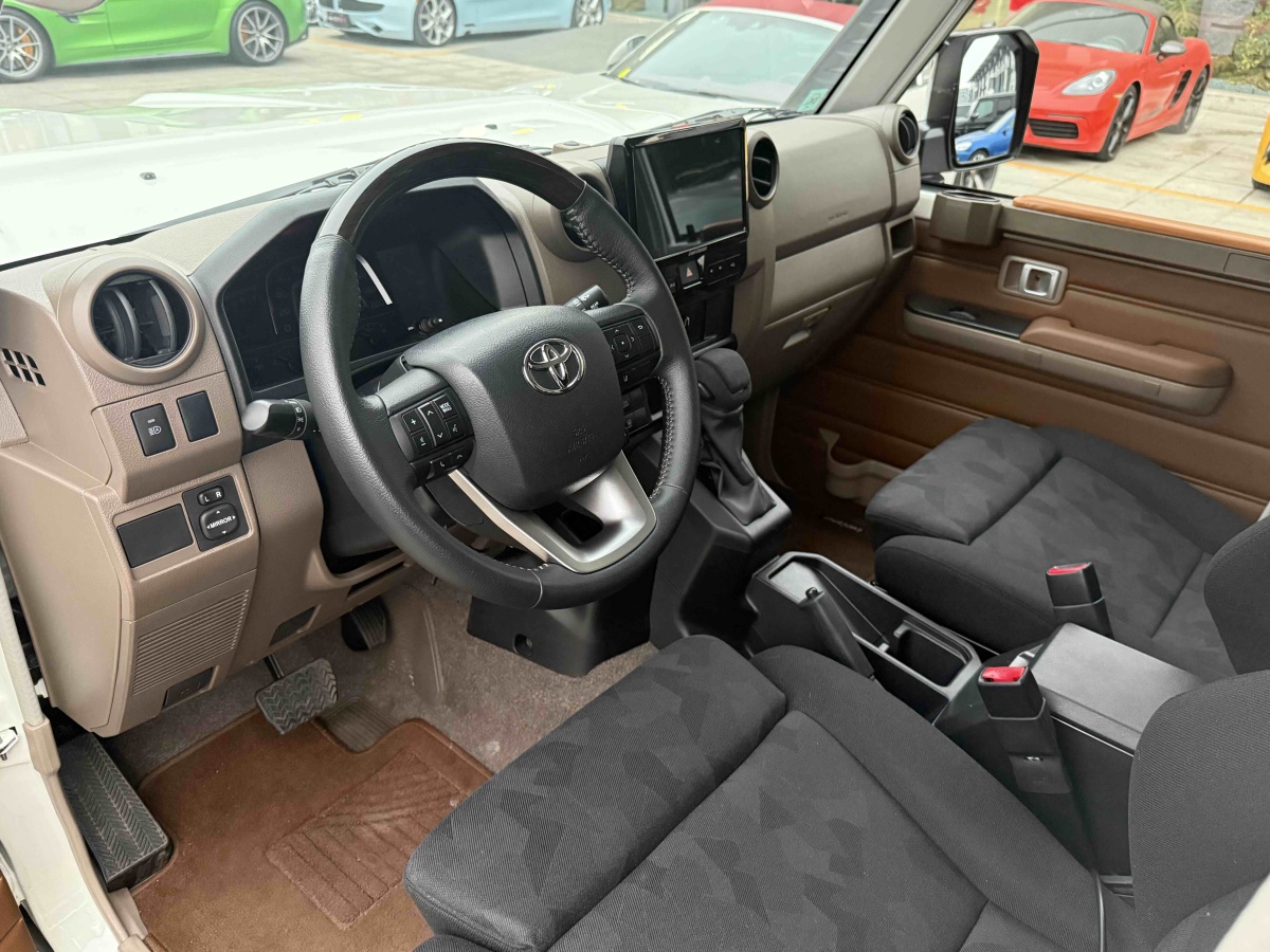 Toyota FJ Cruiser 2025 car image #18