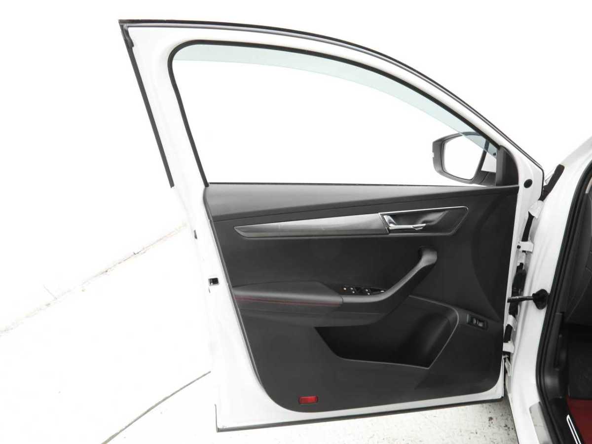 Skoda Karoq 2023 car image #18