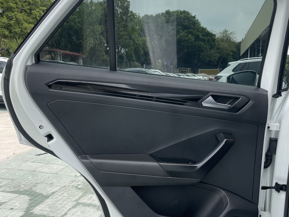 Volkswagen T-Roc 2022 car image #18