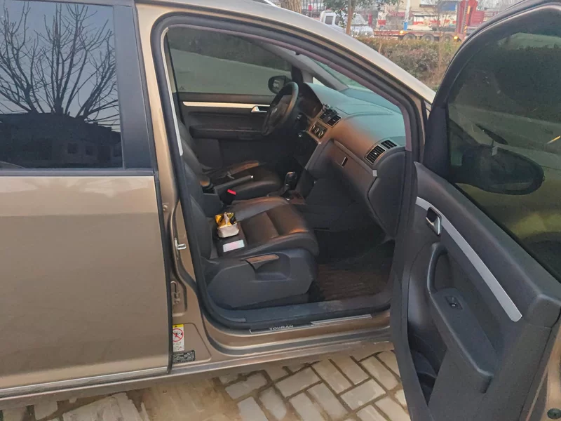 Volkswagen Touran 2015 car image #18