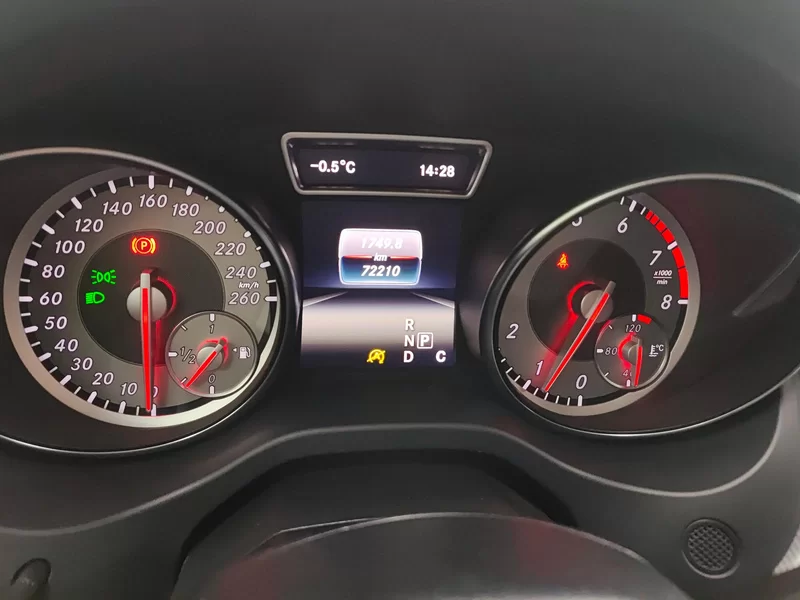 Mercedes-Benz GLA Class 2016 immagine di auto #18