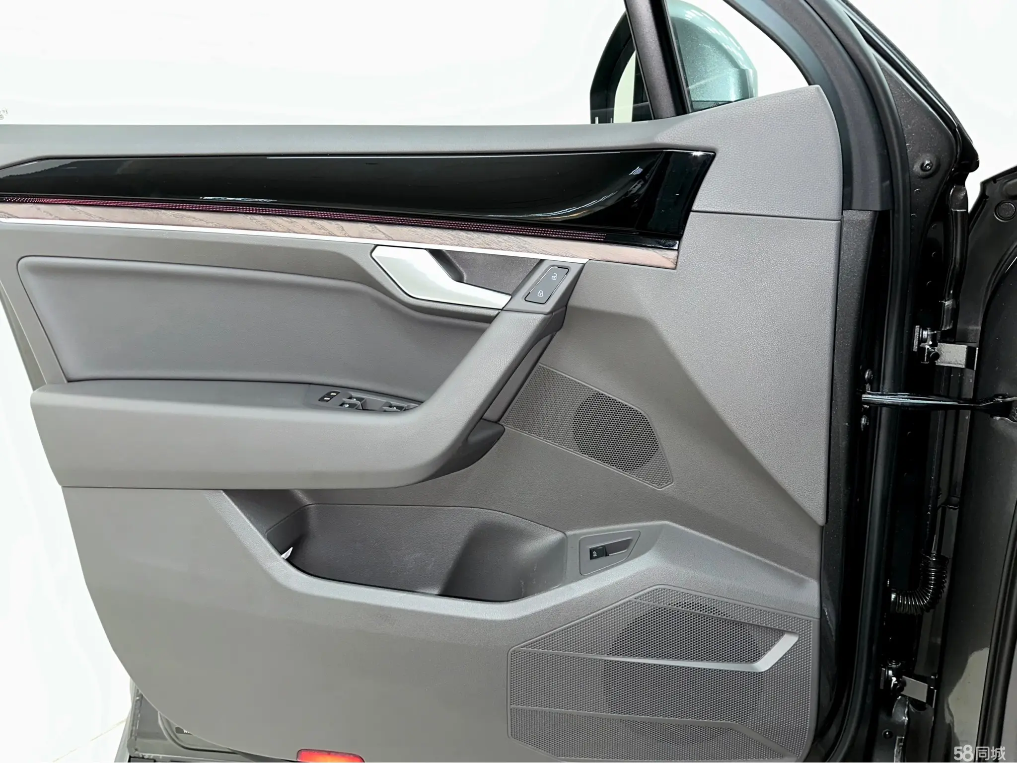 Volkswagen Touareg 2020 car image #18