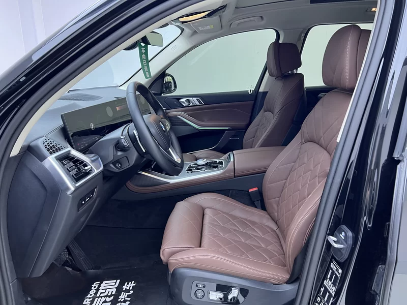 BMW X7 M60i 2023 car image #18