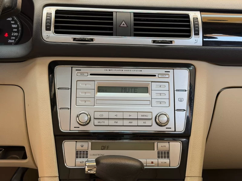 Volkswagen Passat Lingyu 2010 car image #18