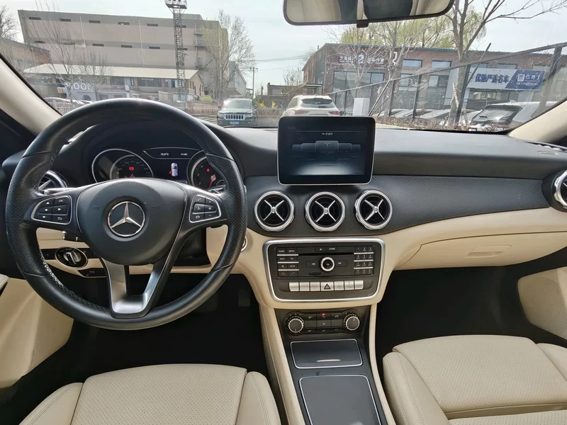 Mercedes-Benz GLA Class 2017 car image #18