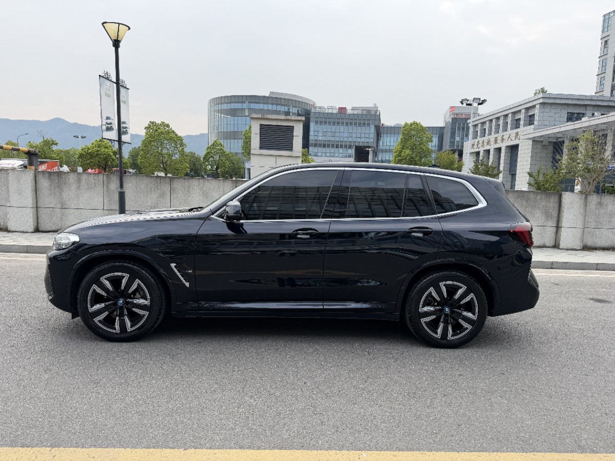 BMW iX3 2023 car image #3