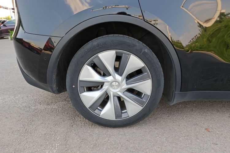 Tesla Model Y 2023 immagine di auto #10