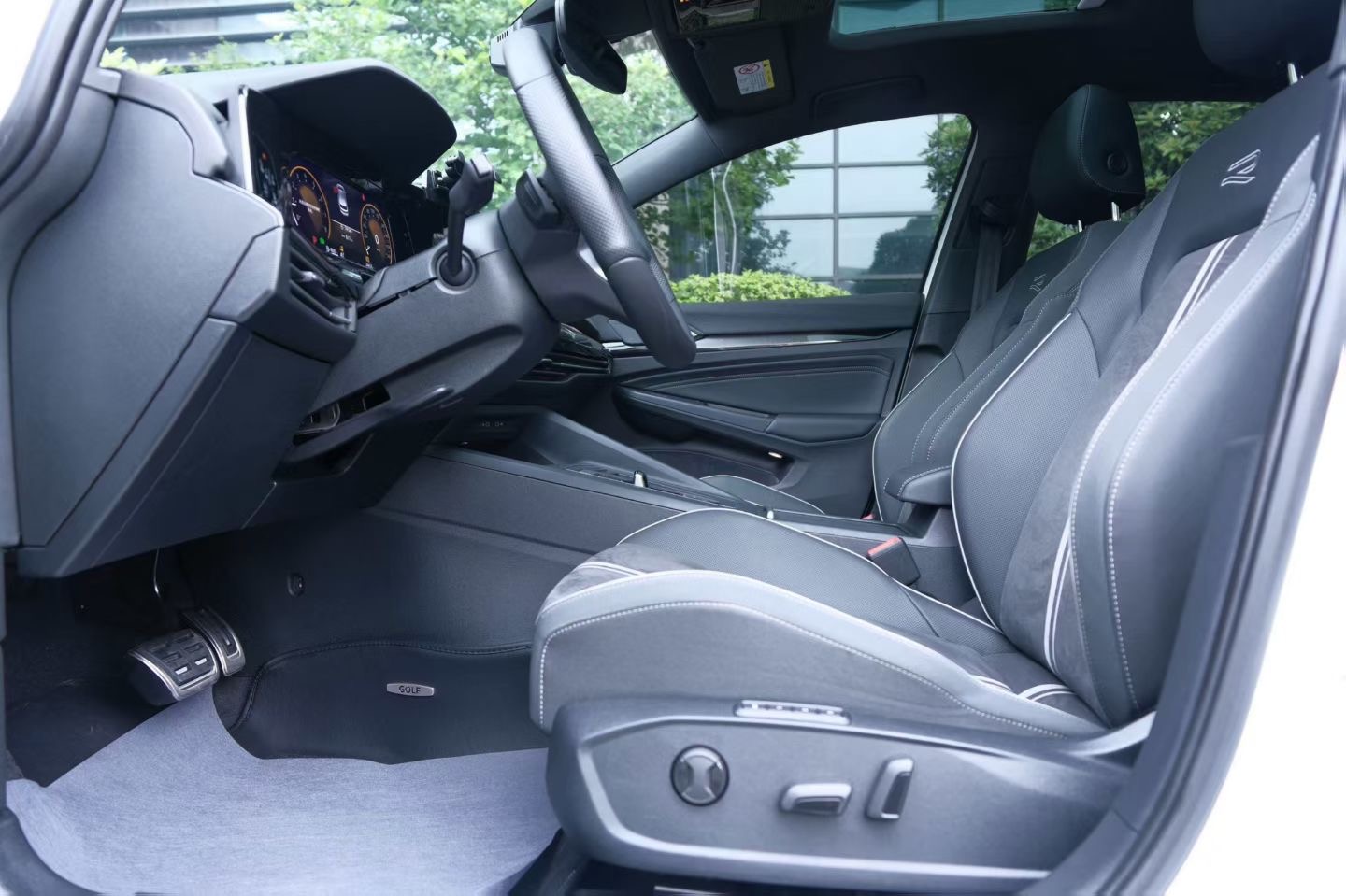 Volkswagen Golf 2024 car image #4