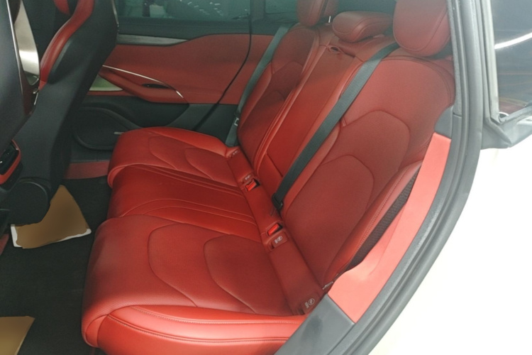 MI SU7 2024 immagine di auto #17
