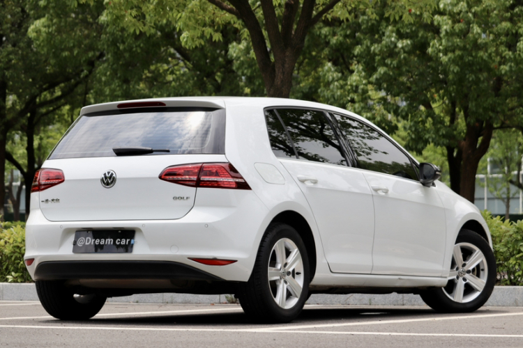 Volkswagen Golf 2017 car image #3