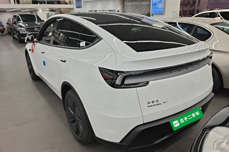 Tesla Model Y 2026 #5 Tesla Model Y 2026 car image #5