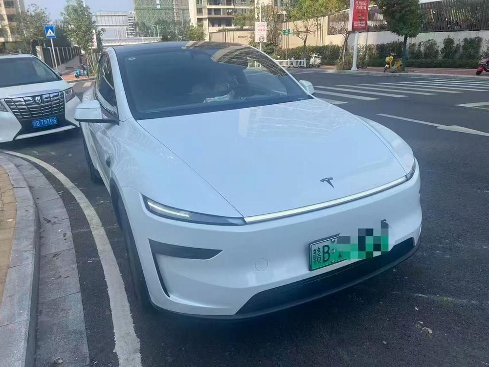 Tesla Model Y 2026 immagine di auto #3