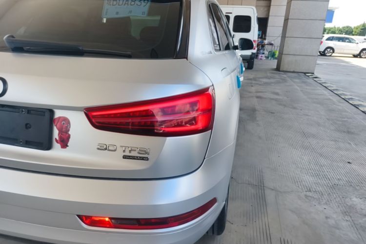 Audi Q3 2018 car image #8