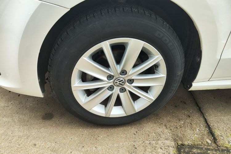 Volkswagen Polo 2015 car image #9