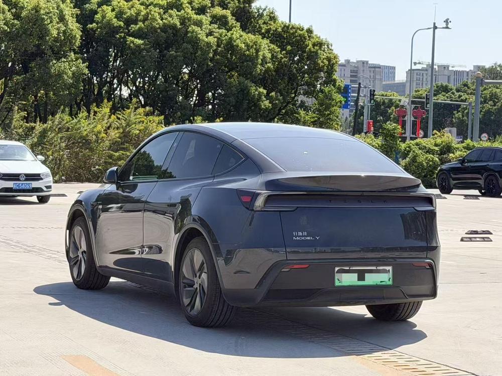 Tesla Model Y 2025 #4 Tesla Model Y 2025 car image #4