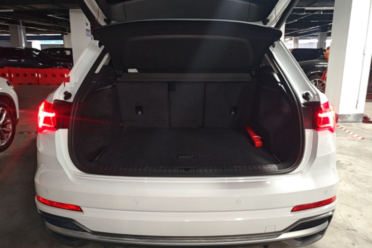 Audi Q3 2021 car image #19