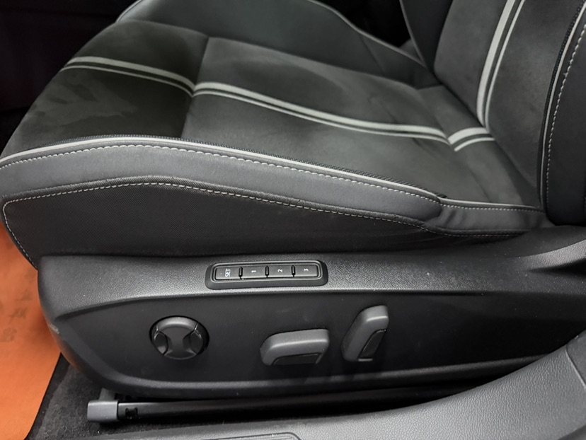 Volkswagen Golf 2023 car image #13