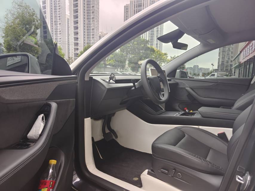 Tesla Model Y 2025 #4 Tesla Model Y 2025 car image #4